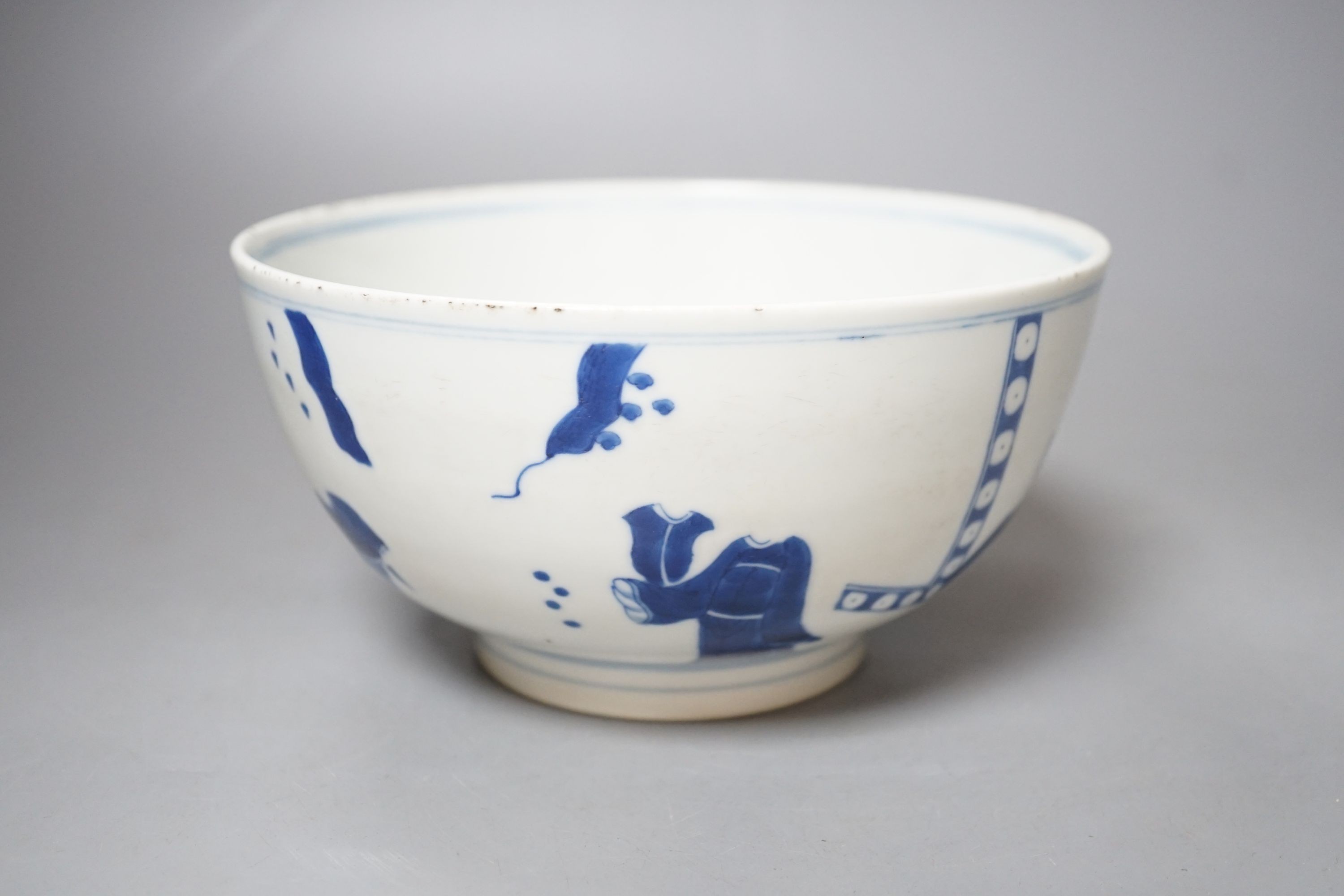 A Chinese blue and white bowl, diameter 16.5cm